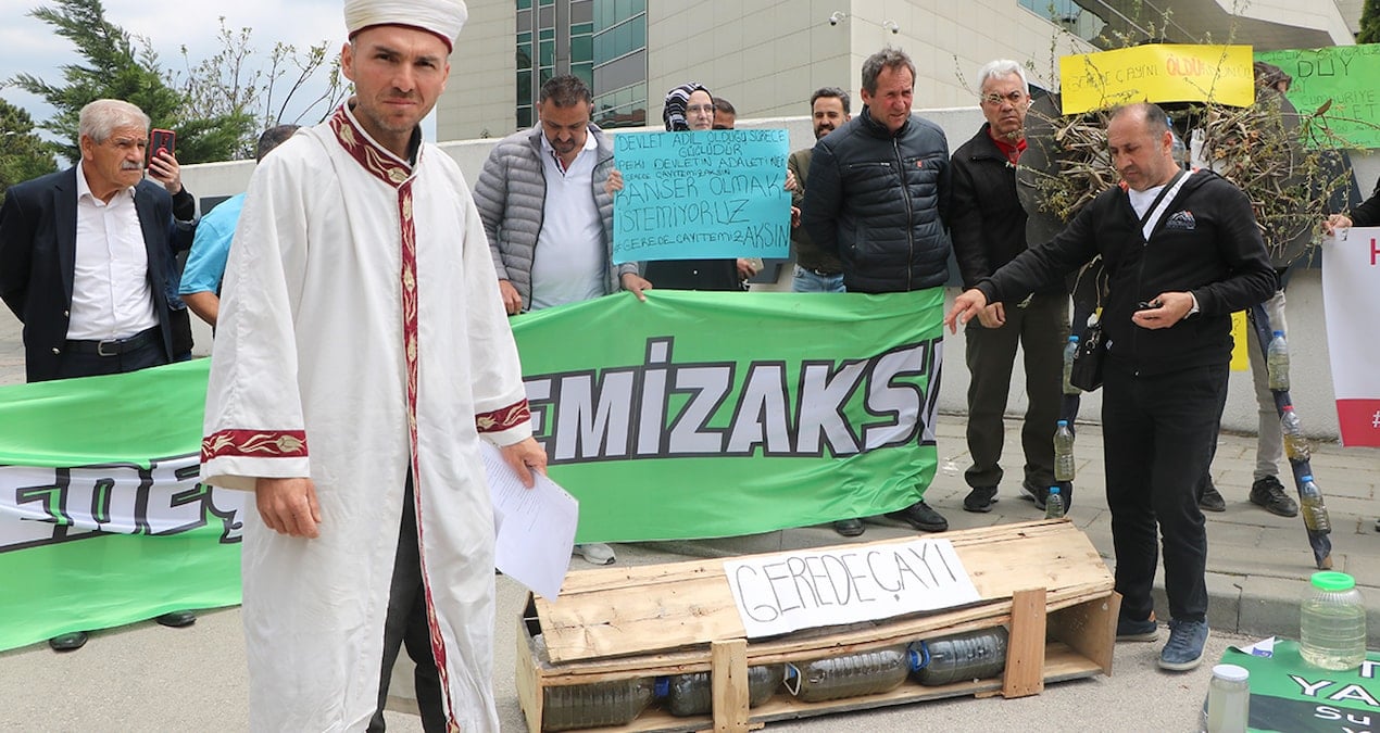 boluda-farkli-hareket-adliye-onunde-giyabi-cenaze-namazi-kildilar-kpVGdnLi.jpg