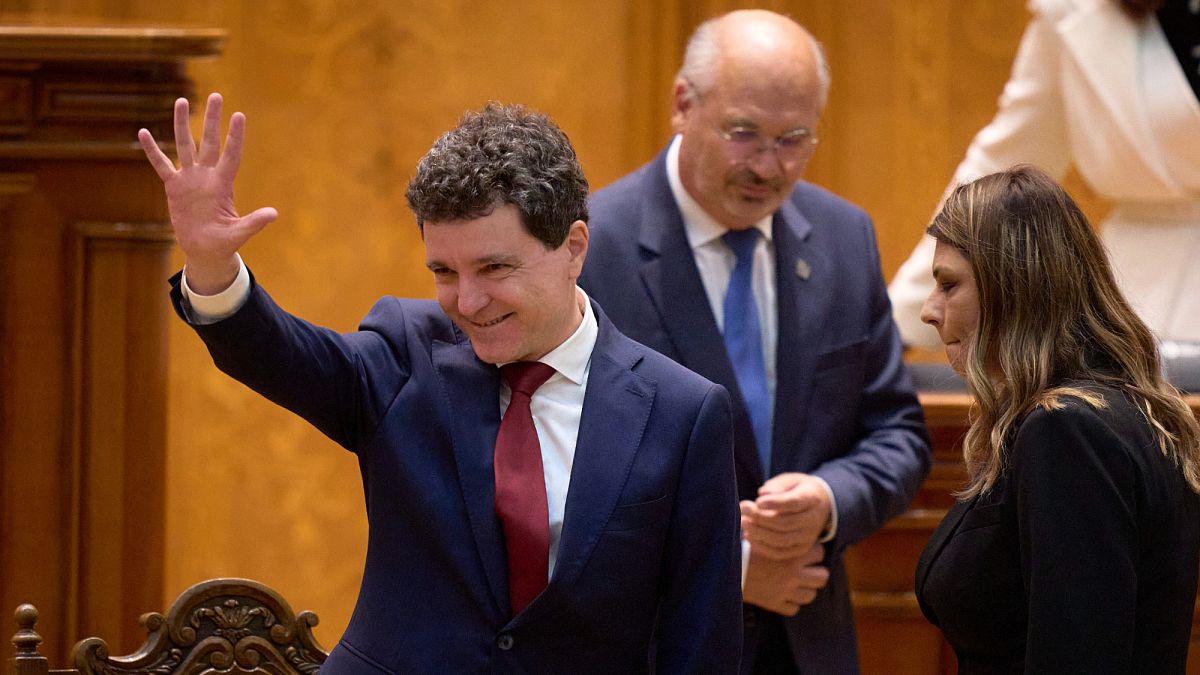 nicu-or-dan-sworn-in-as-romanias-president-easing-countrys-political-crisis-KRtBSCrv.jpg