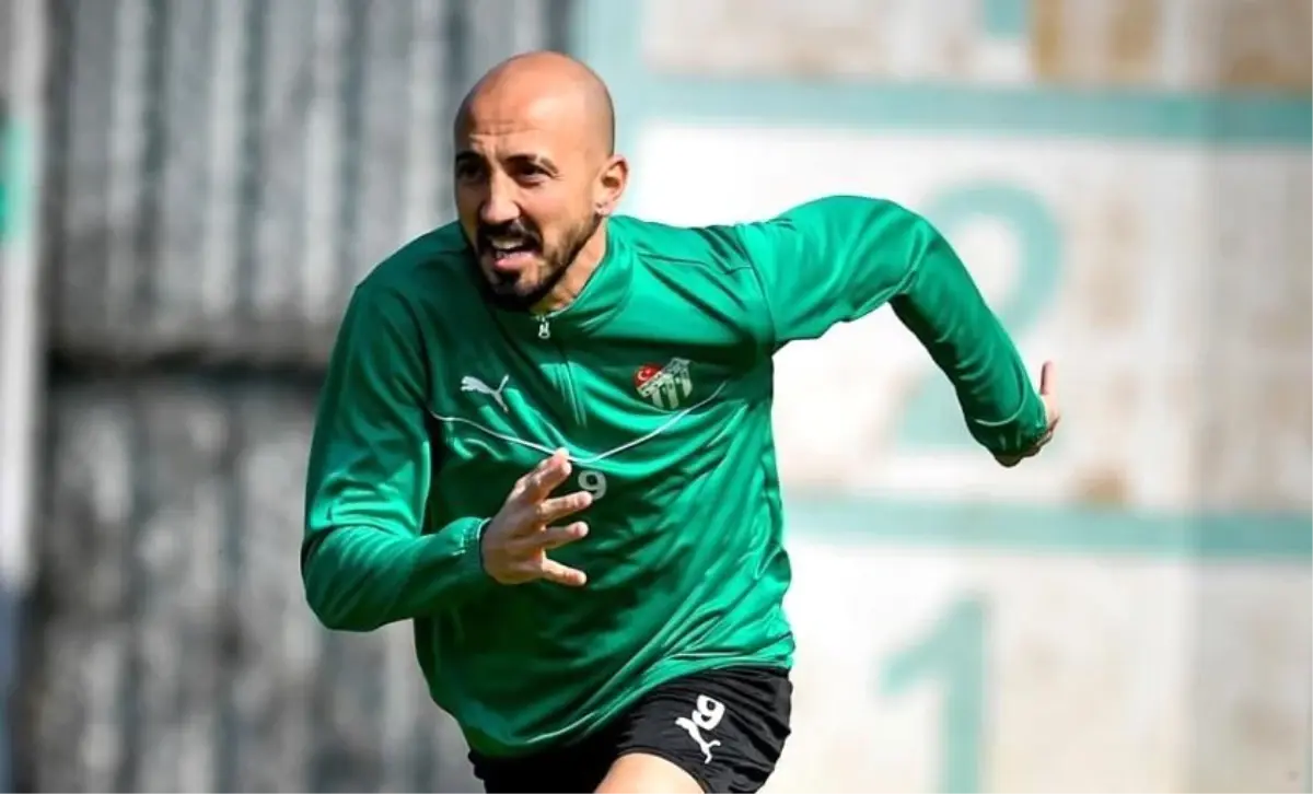 aliaga-fk-ahmet-ilhan-ozeki-takimina-katmayi-planliyor-35WaKWY7.jpg