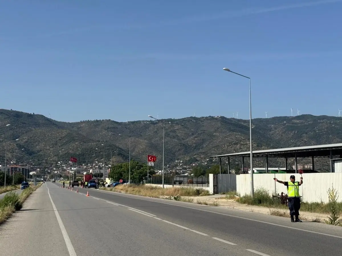 aydinda-jandarmadan-sok-yol-denetimi-3-arac-trafikten-men-edildi-vipTdPZx.jpg