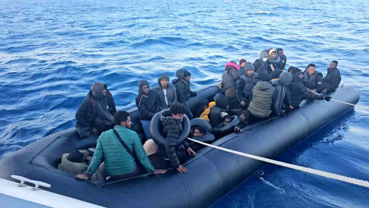 aydinda-yunanistan-tarafindan-geri-itilen-132-sistemsiz-gocmen-kurtarildi-nsRcSLwu.jpg