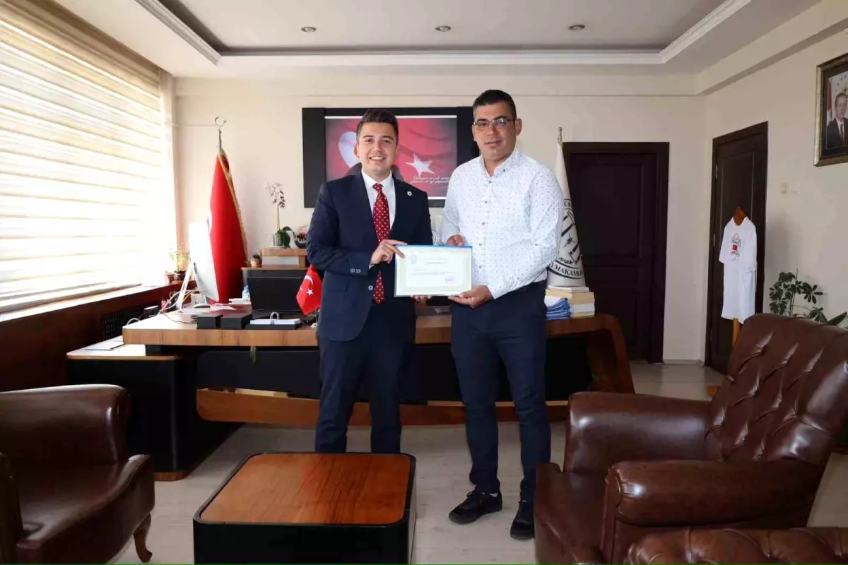 bahcekoy-muhtari-orman-yanginlarina-karsi-odullendirildi-hbQBzEet.jpg