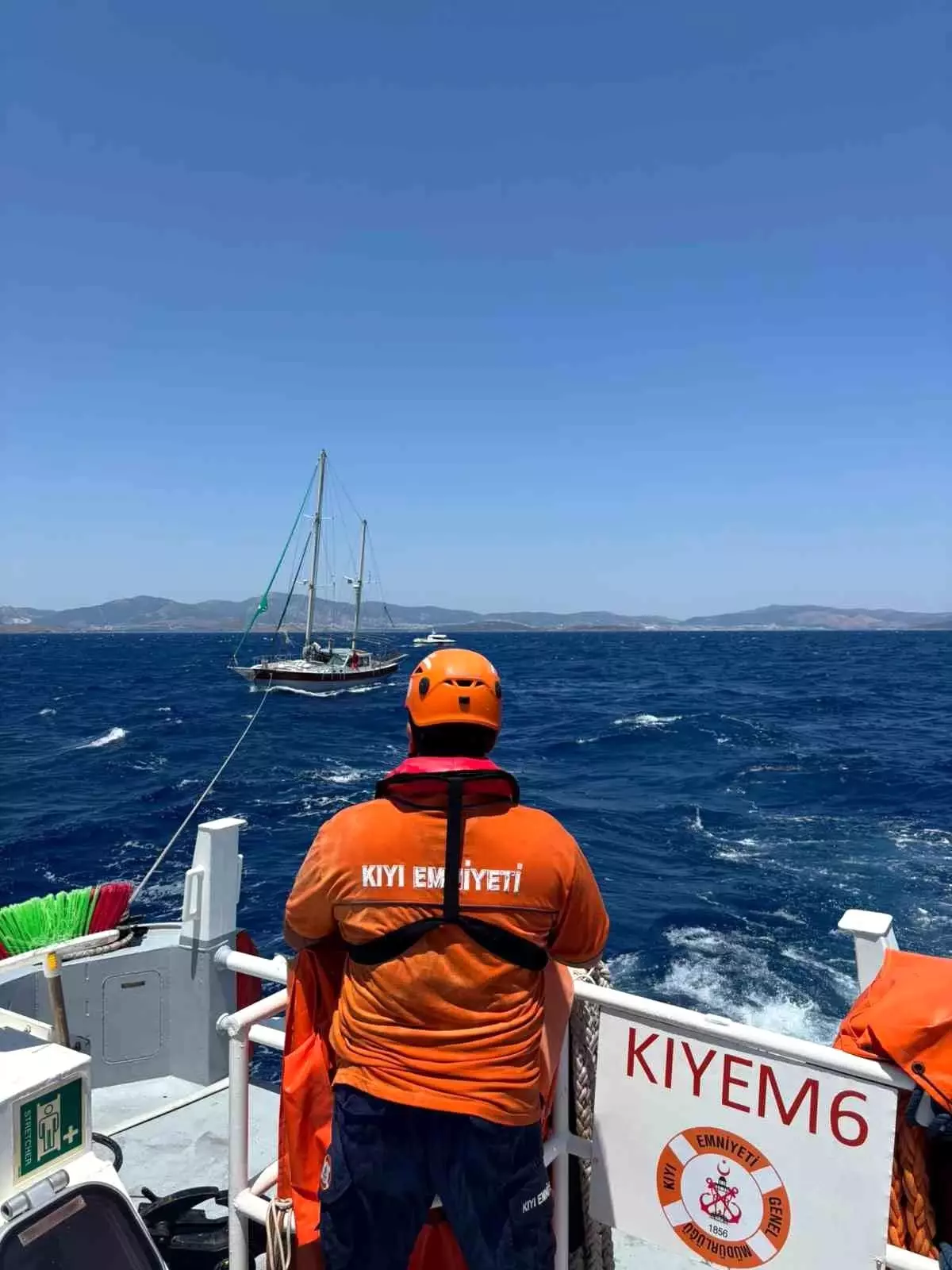 bodrum-aciklarinda-suruklenen-tekne-kurtarildi-RBsilOzk.jpg