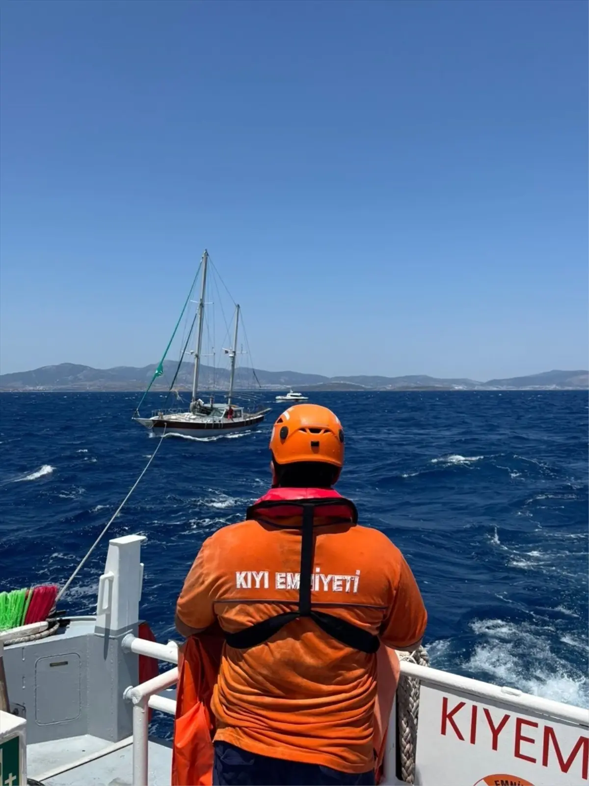 bodrum-aciklarinda-suruklenen-teknedeki-iki-kisi-kurtarildi-pUwYvJbj.jpg