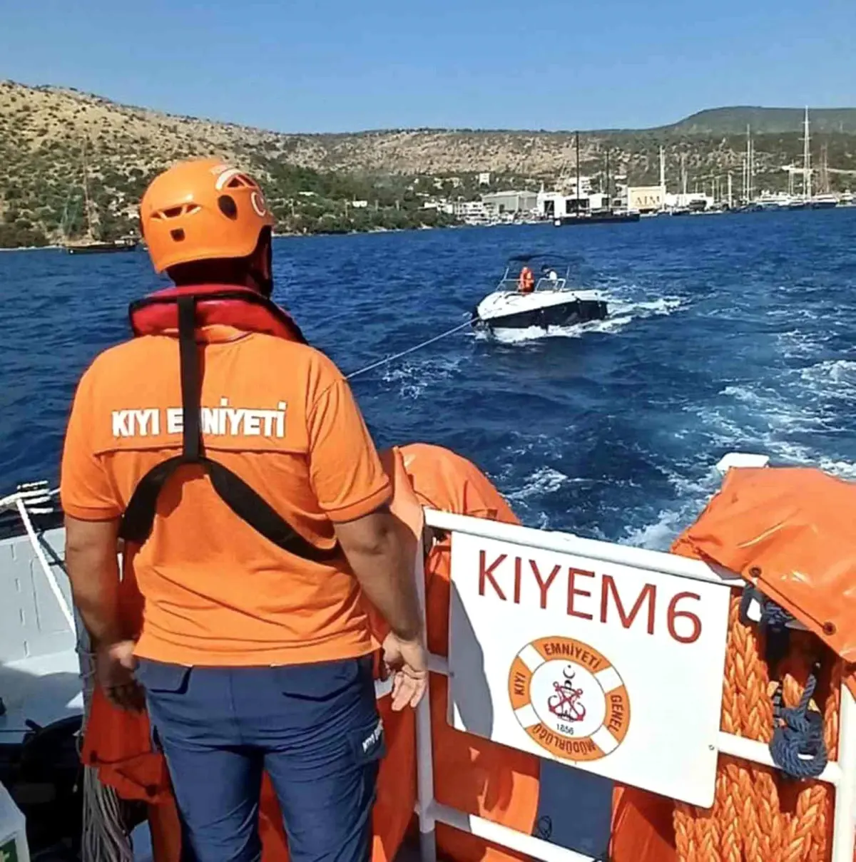 bodrum-limaninda-suruklenen-tekne-kurtarildi-Rr8cdhHm.jpg