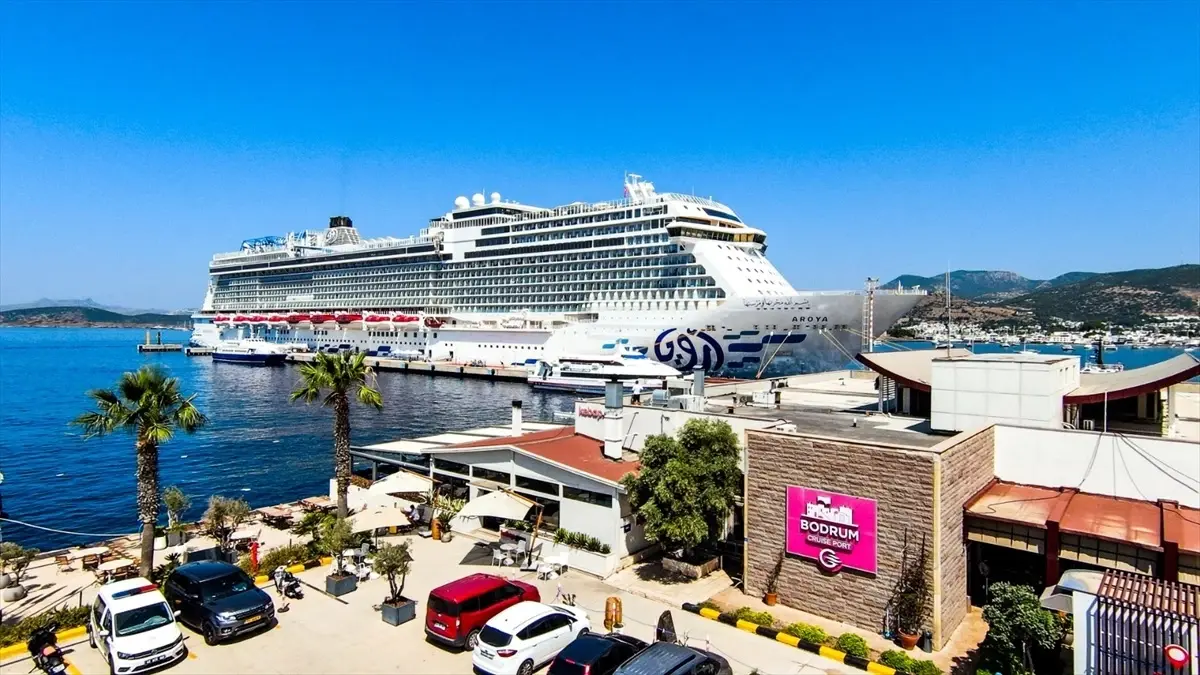 bodruma-birinci-kere-gelen-aroya-cruises-yolculari-coskuyla-karsilandi-YrDNqQDT.jpg