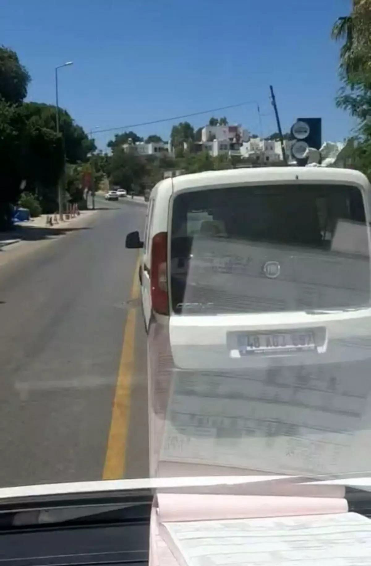 bodrumda-ambulansa-yol-vermeyen-sofore-ceza-ymPpKp1A.jpg
