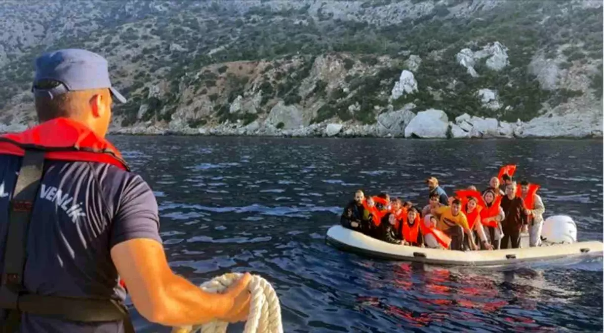 datca-aciklarinda-lastik-botla-suruklenen-sistemsiz-gocmenler-kurtarildi-q6SELAxx.jpg