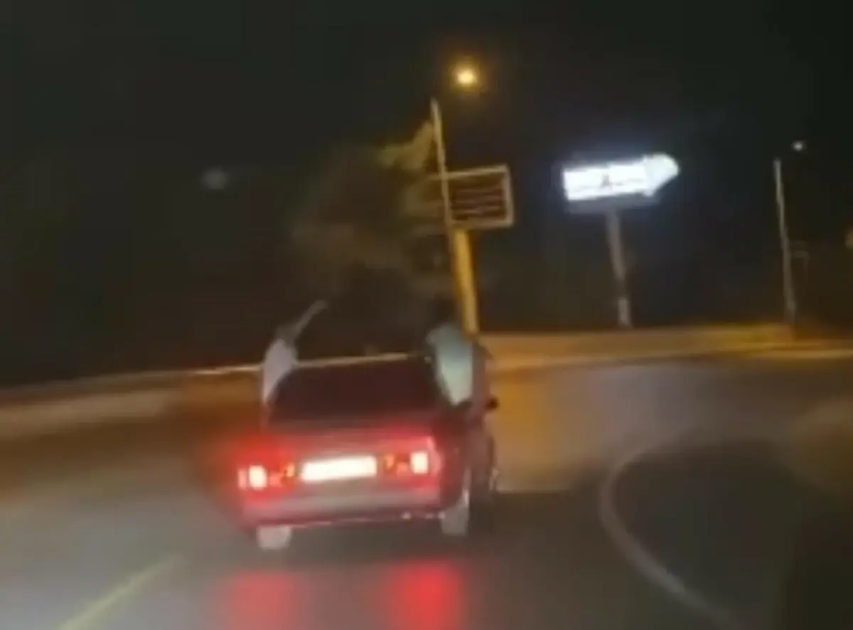 fethiyede-arabadan-sarkarak-seyahat-yapanlar-can-guvenligini-tehlikeye-atti-nRZW6Ncf.jpg