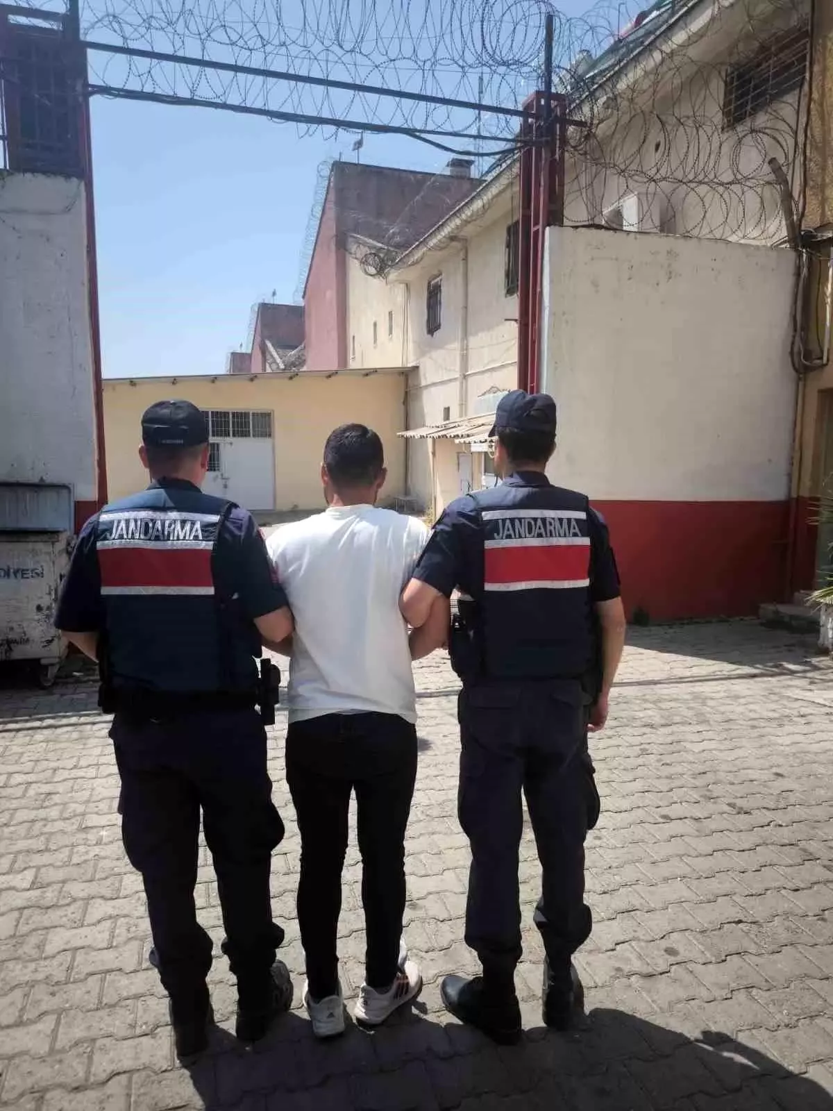 germencikte-hirsizlik-kabahatinden-aranan-sahis-yakalandi-VHcDUyQr.jpg