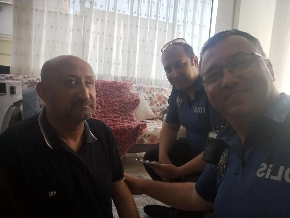 gorme-engelli-vatandasa-banka-sureclerinde-polis-dayanagi-Bl7lbcLe.jpg