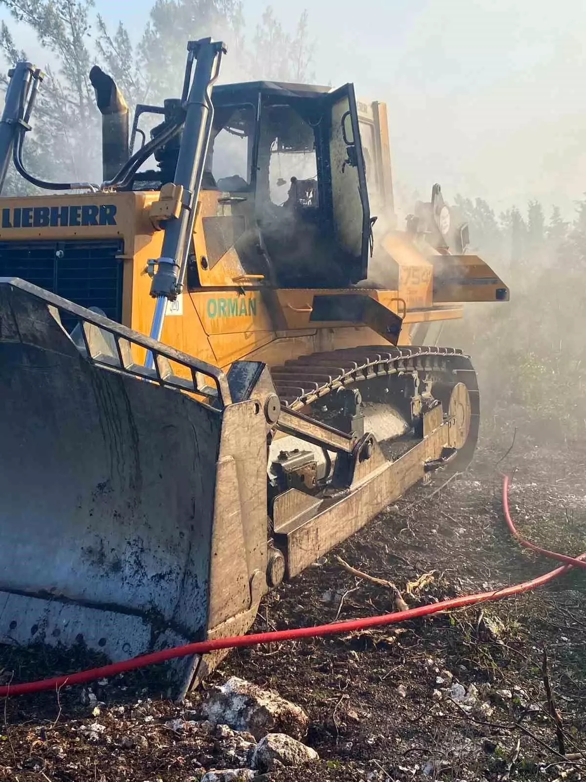 izmir-gaziemirde-orman-yangini-dozer-alevler-ortasinda-kaldi-Q9TGwDzW.jpg