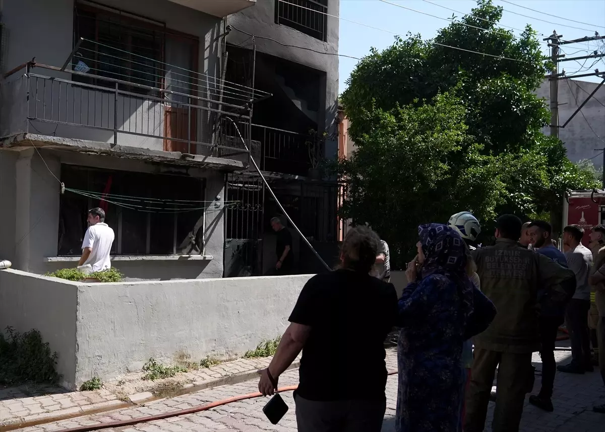izmirde-apartmanda-yangin-iki-tup-patladi-bir-genc-kiz-kurtarildi-IHjb9z9L.jpg