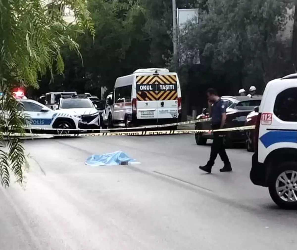 izmirde-dehsetli-olay-yola-yatan-bayanin-uzerinden-2-otomobil-gecti-Q8RSUbxl.jpg