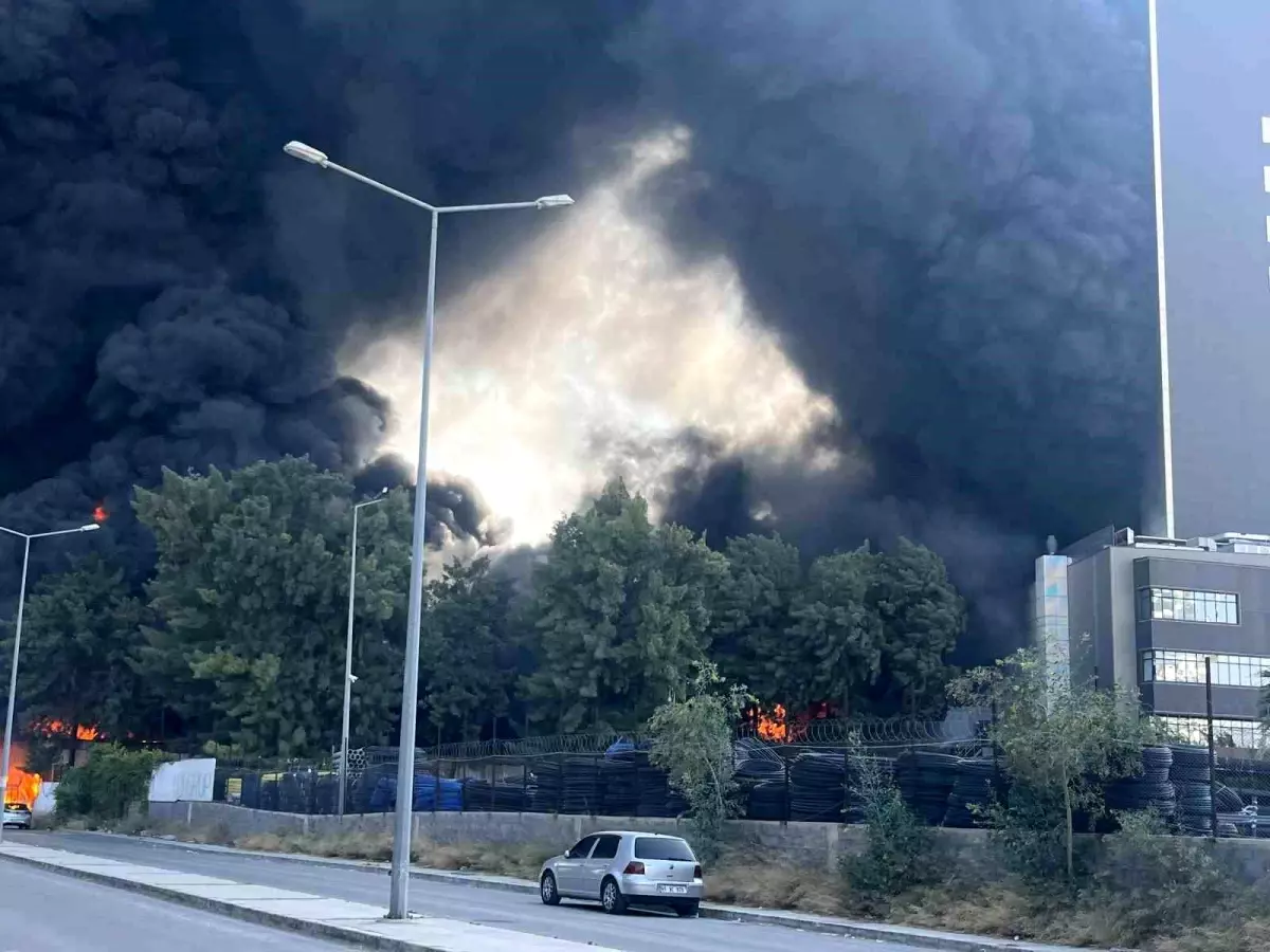 izmirde-hastane-yakinindaki-depoda-yangin-cikti-IqLKl9C2.jpg