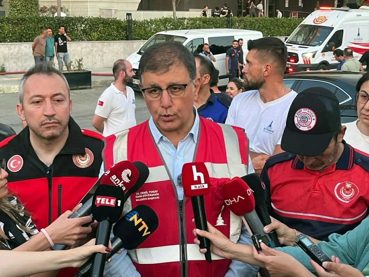 izmirde-hastane-yanindaki-yangin-buyumeden-denetim-altina-alindi-4YXaelfT.jpg