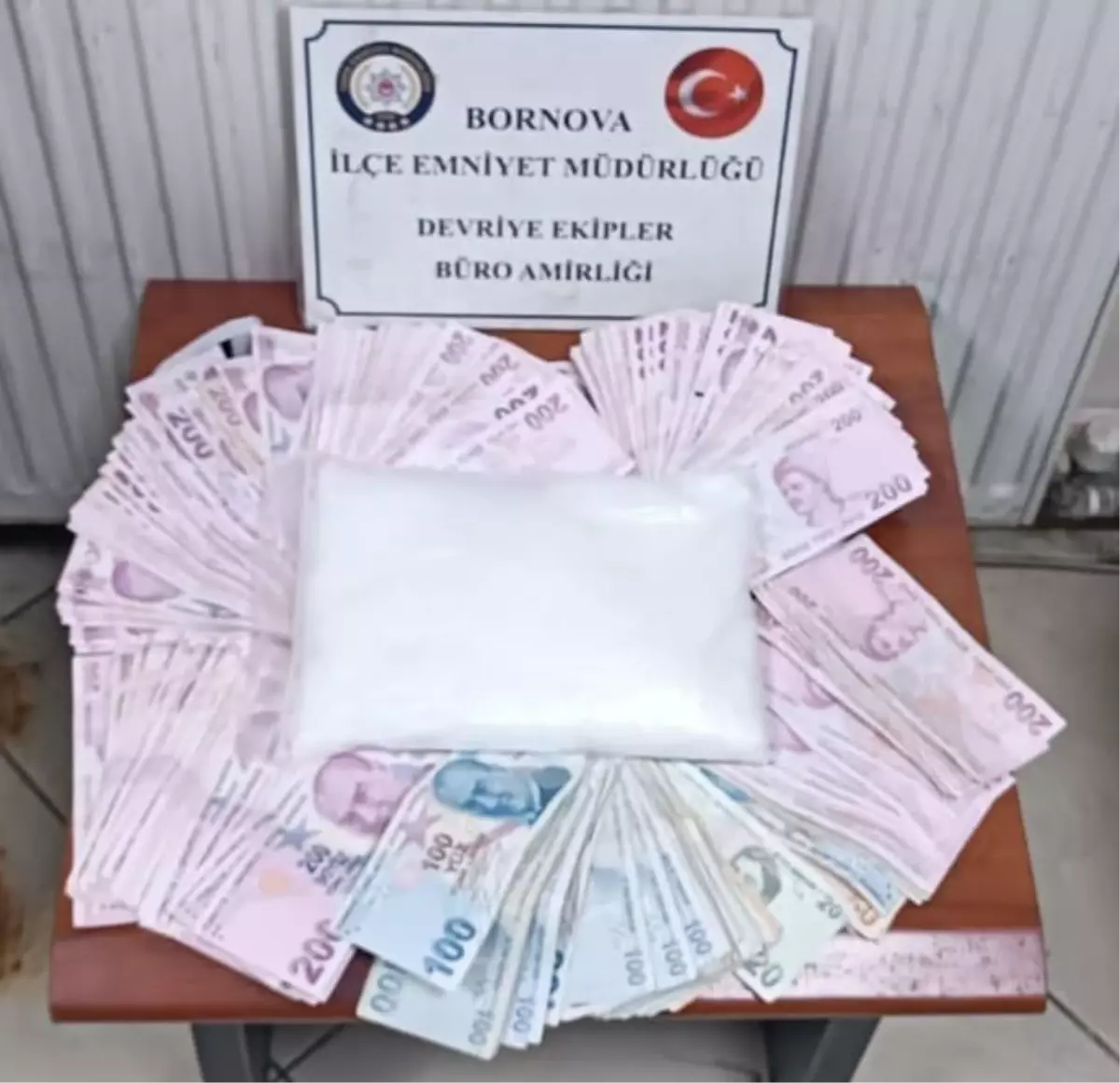 izmirde-uyusturucu-operasyonu-900-gram-metamfetamin-ele-gecirildi-s2qNgKwM.jpg