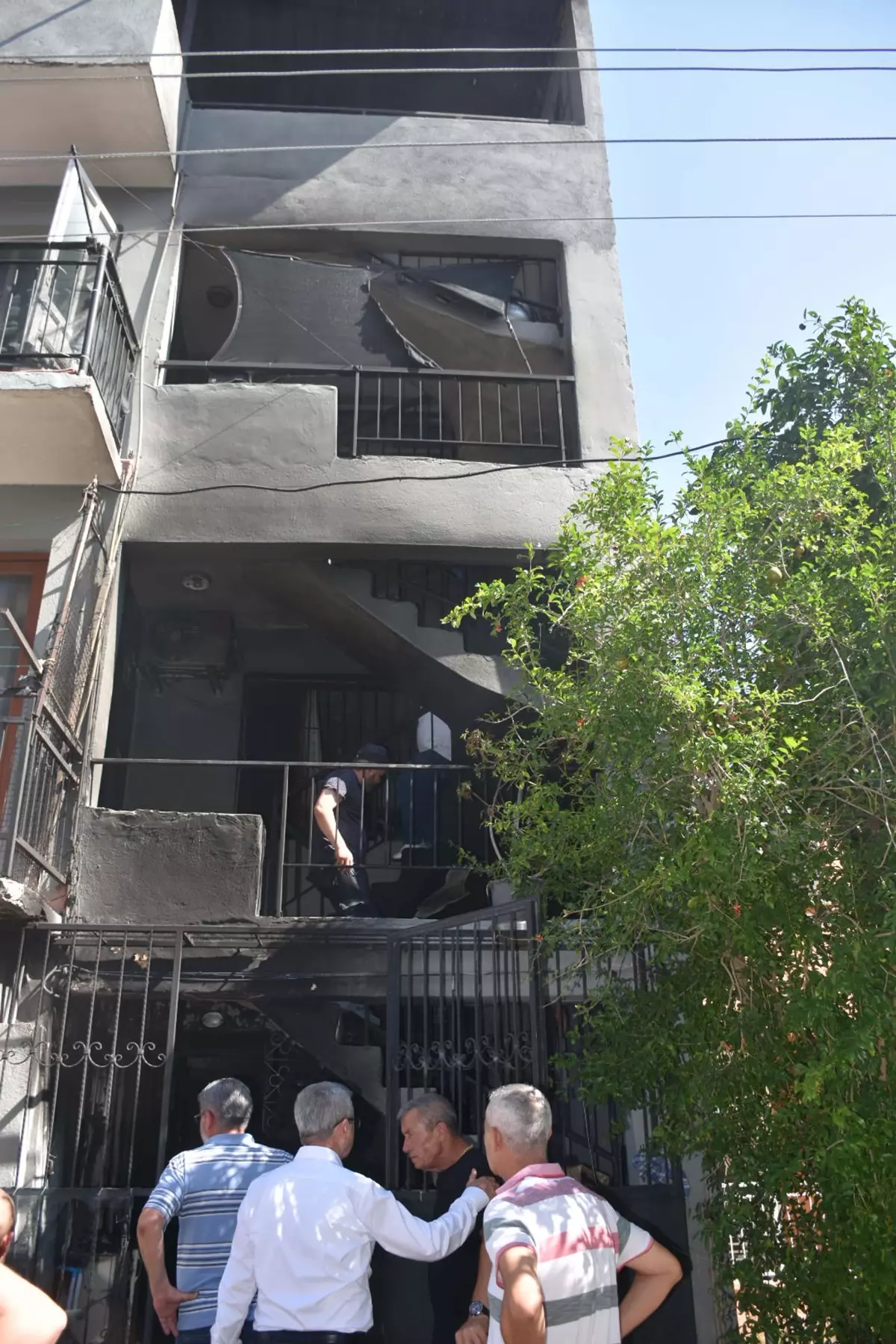 izmirde-yangin-panigi-mahalleli-genc-kizi-kurtardi-BO5fKv5h.jpg