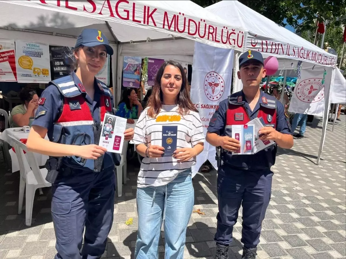 jandarma-kusadasinda-bayan-ziyaretcilere-kades-uygulamasini-tanitti-KFj6rzR4.jpg