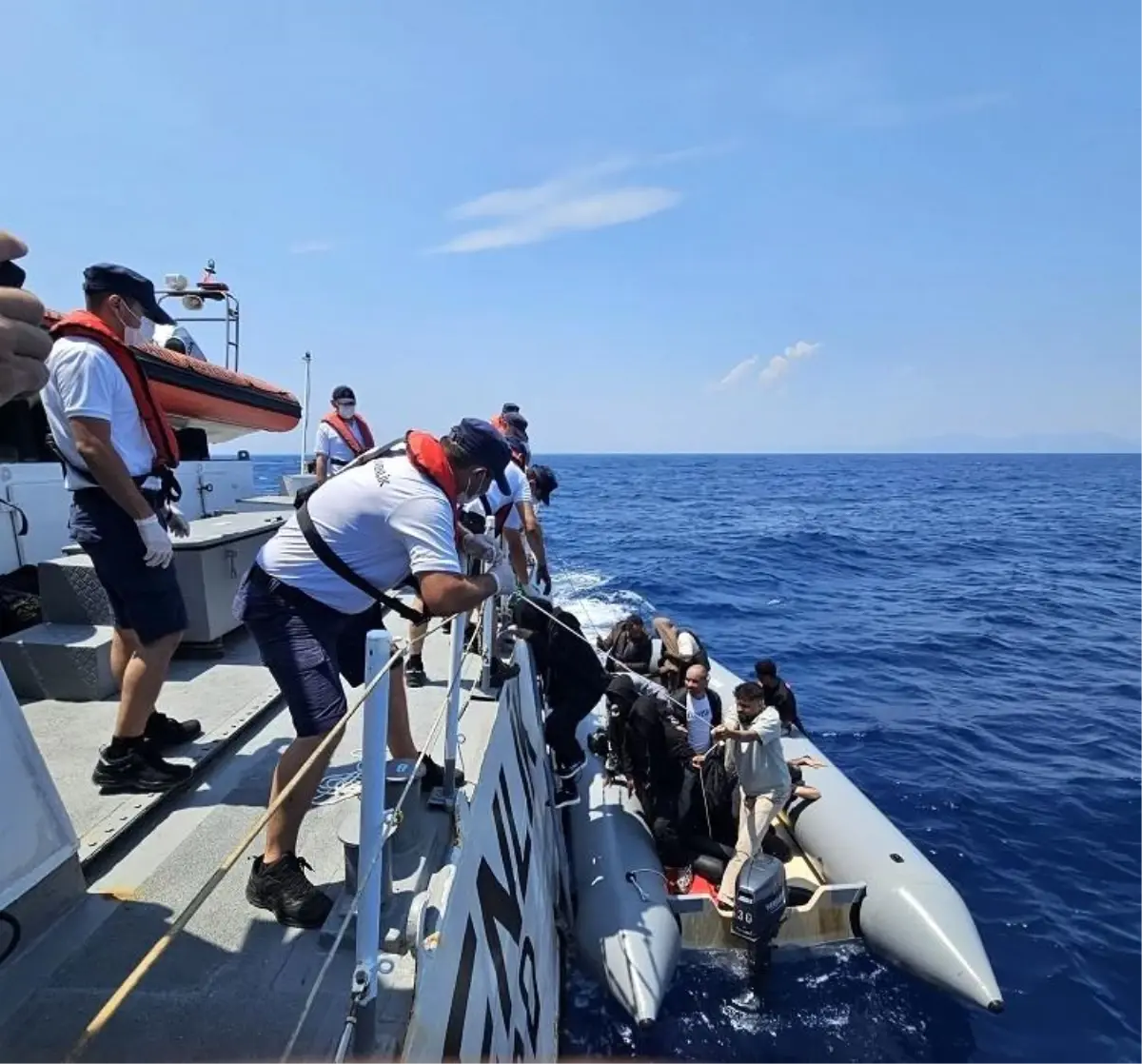 kusadasi-aciklarinda-18-sistemsiz-gocmen-kurtarildi-1-kacakci-yakalandi-Wqz4nac4.jpg