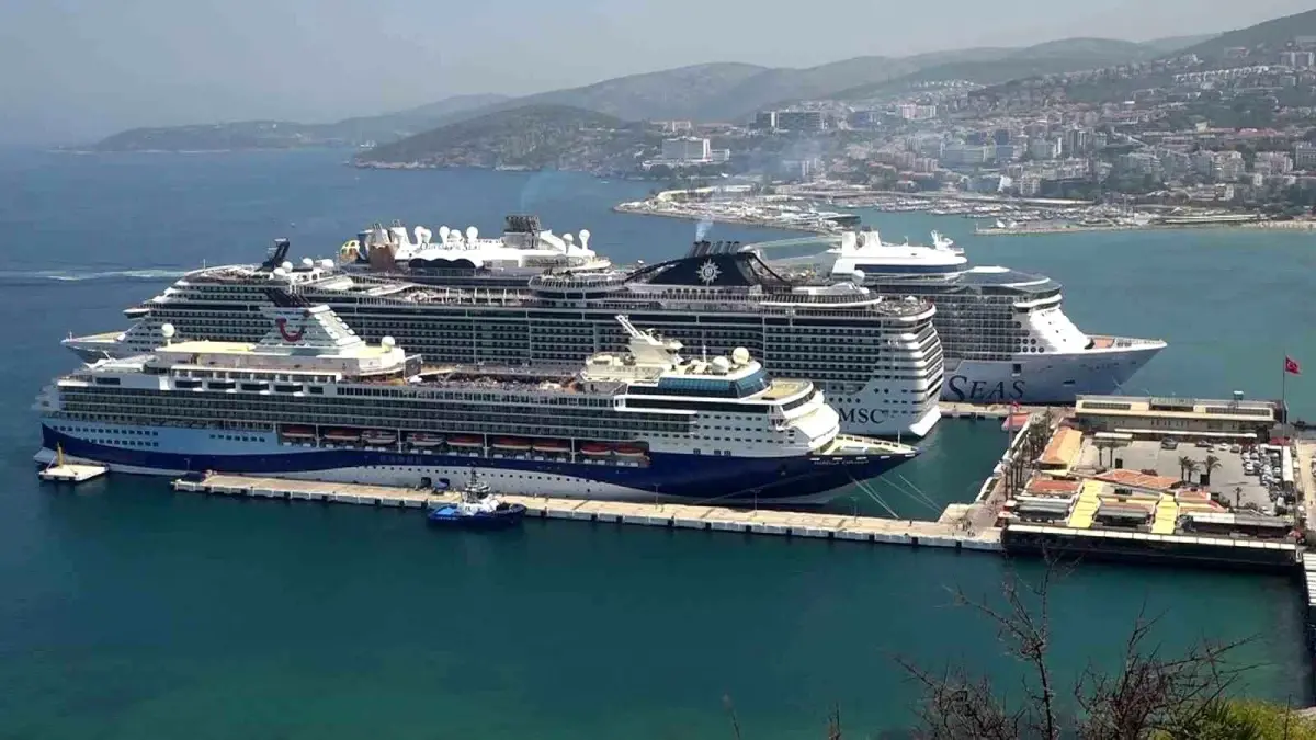 kusadasina-gelen-kruvaziyer-gemileri-9-bin-600-turist-getirdi-dJYWaxWV.jpg