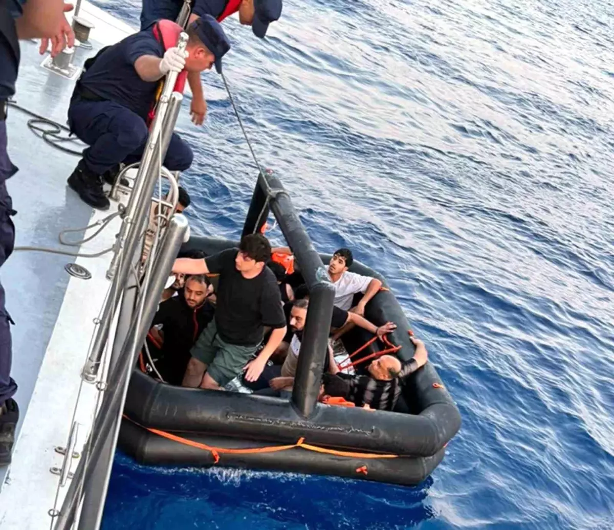 marmaris-aciklarinda-21-sistemsiz-gocmen-kurtarildi-jy4ZZ1OM.jpg