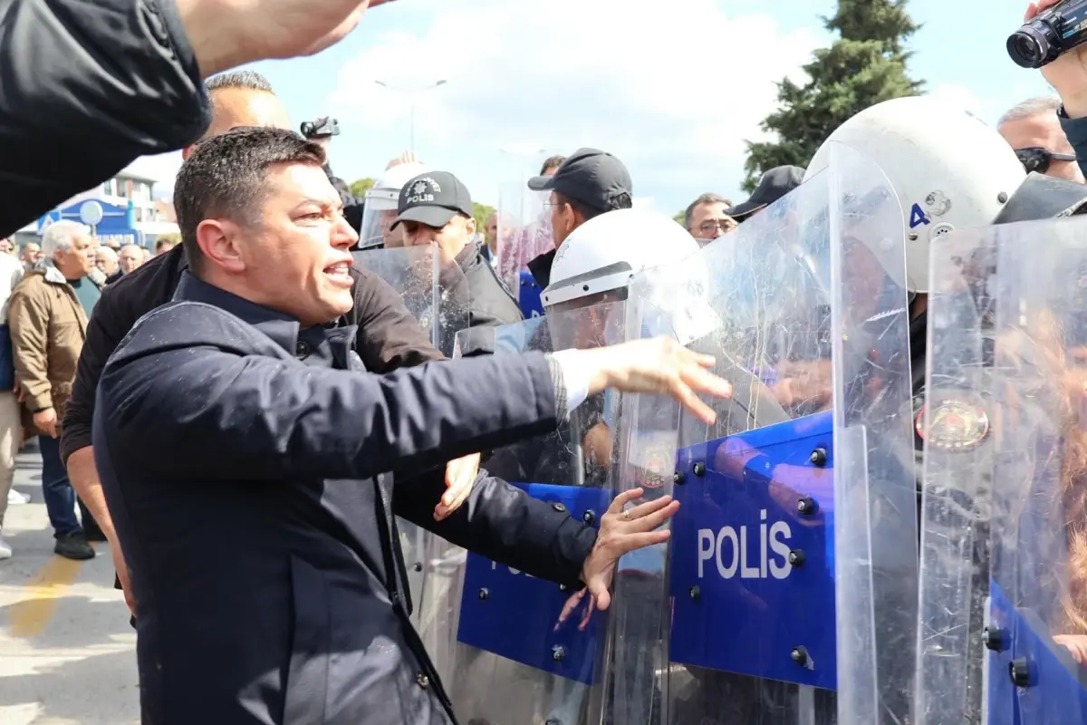 marmaris-belediye-baskani-acar-unluye-protesto-nedeniyle-dava-acildi-EAlbq5mi.jpg