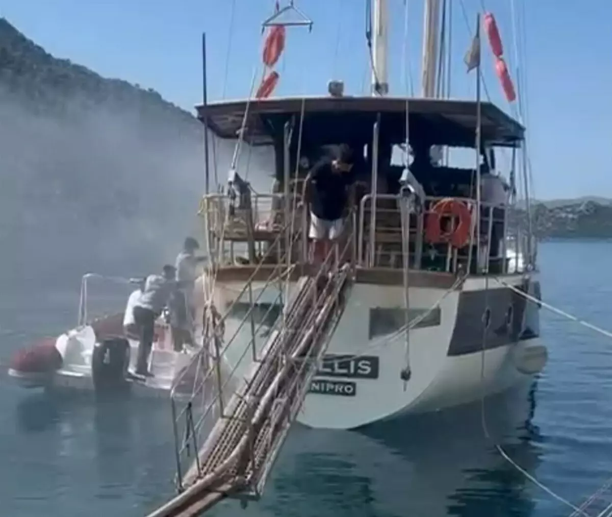 marmariste-tekne-yangini-panige-neden-oldu-cJhUhpLI.jpg