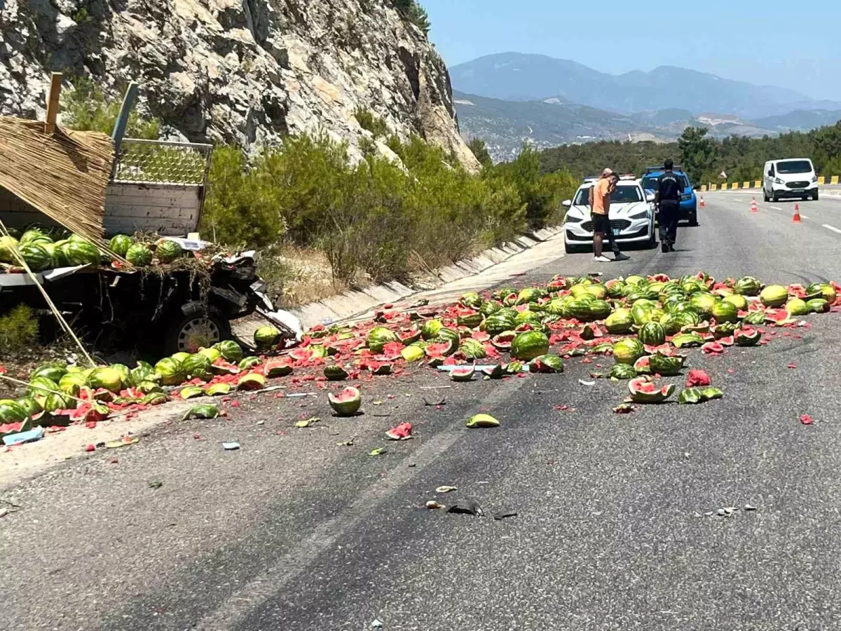 milasta-karpuz-yuklu-kamyonetlerin-carpismasi-iki-yarali-hFttQ7tk.jpg