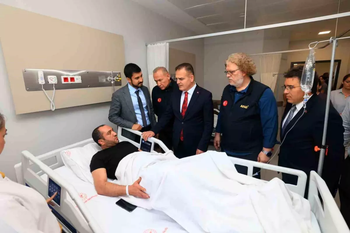 mugla-valisi-depremzedeleri-ziyaret-etti-jY7mLjid.jpg