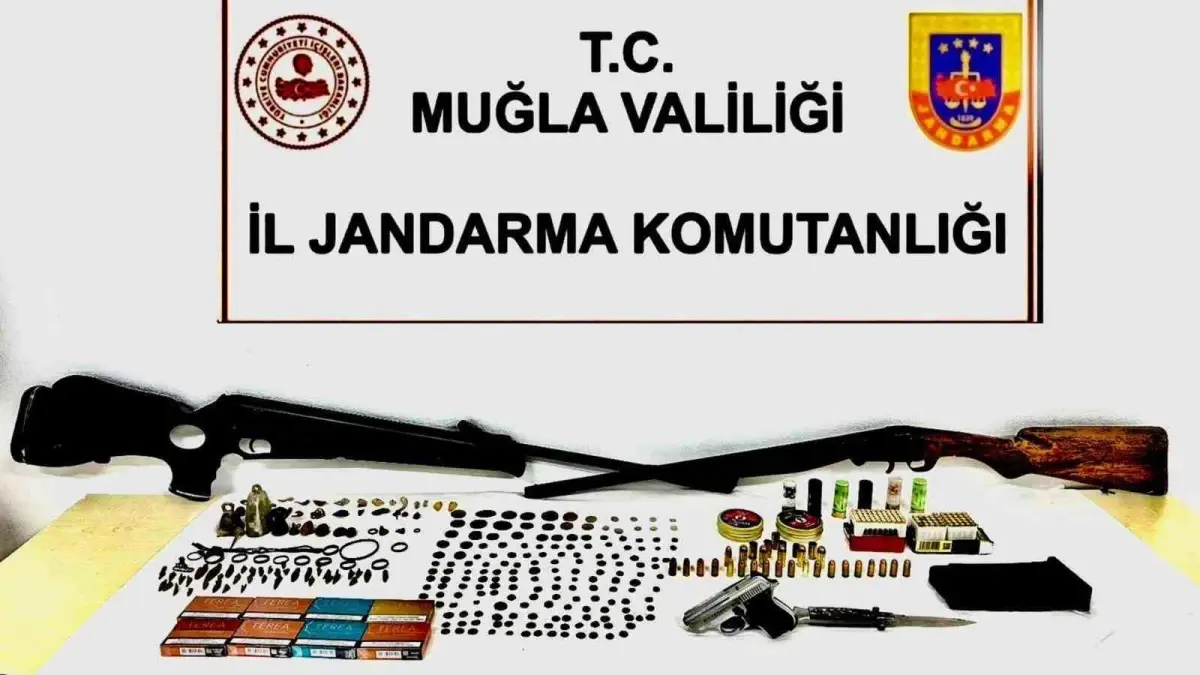 muglada-jandarma-tarihi-eser-ve-ruhsatsiz-silah-ele-gecirdi-YUgLYRdp.jpg