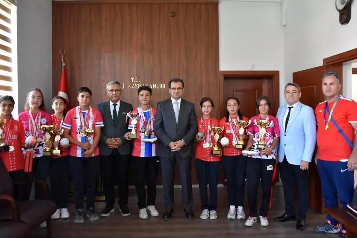 salihli-ortaokulu-ogrencileri-turkiye-sampiyonlugu-ile-dondu-XMSvgsuv.jpg