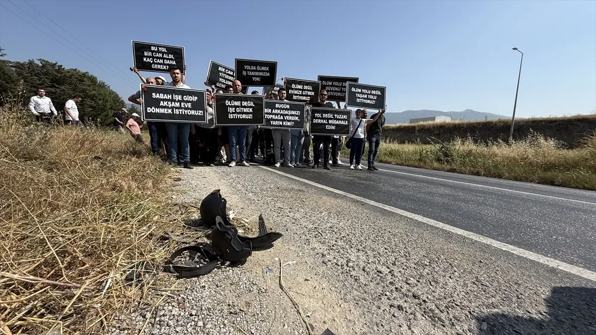 tirede-emekciler-trafik-kazasinda-hayatini-kaybeden-arkadaslari-icin-aksiyon-duzenledi-VjRgxieO.jpg