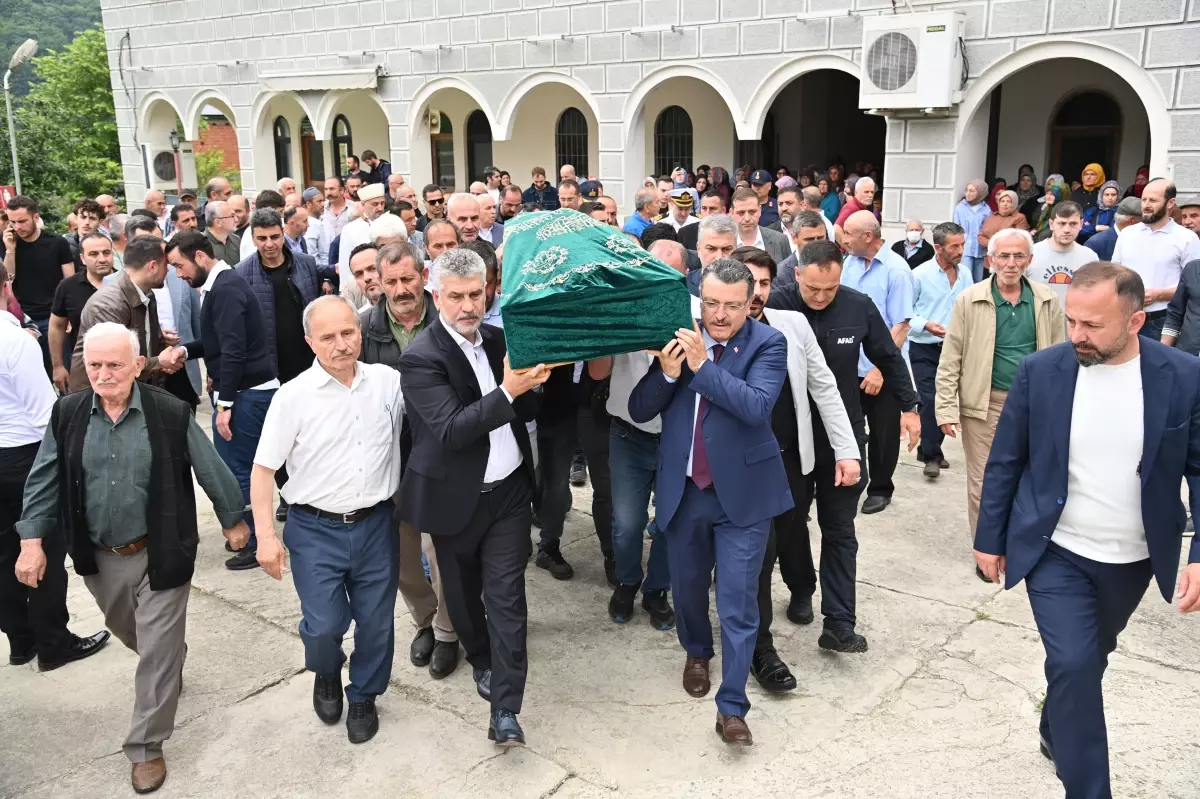 trabzonda-sel-kurtarilamayan-huseyin-aydin-topraga-verildi-Nec52uK2.jpg