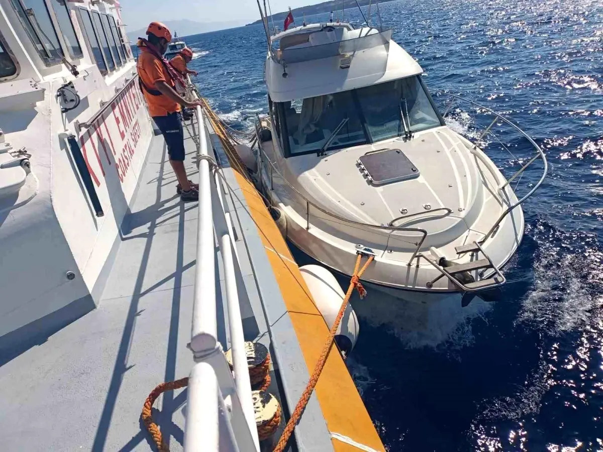 bodrum-aciklarinda-su-alan-tekne-kurtarildi-kfyakiLz.jpg
