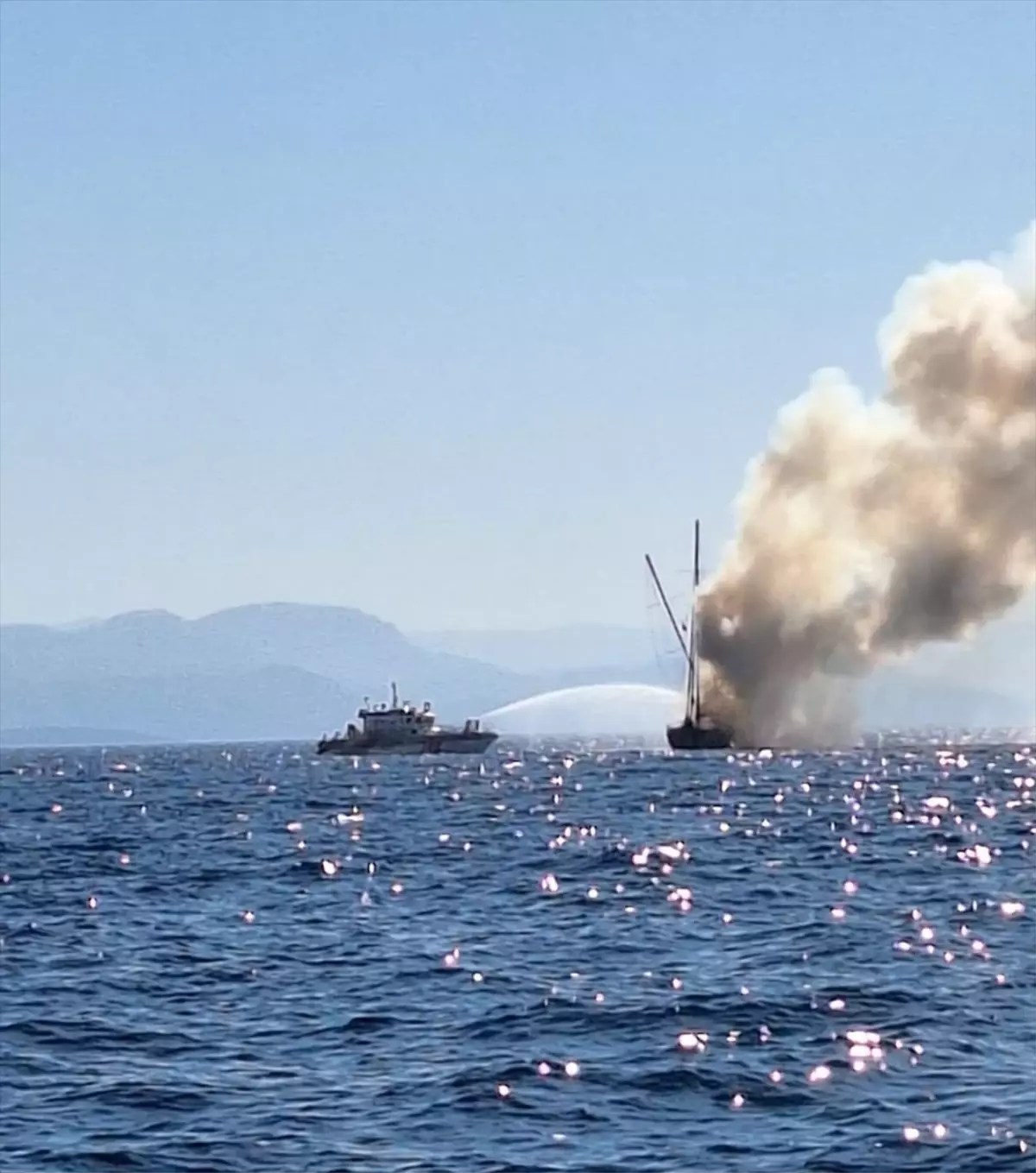 bodrumda-yangin-cikan-tekne-batti-13-kisi-kurtarildi-Tf8xeDpS.jpg