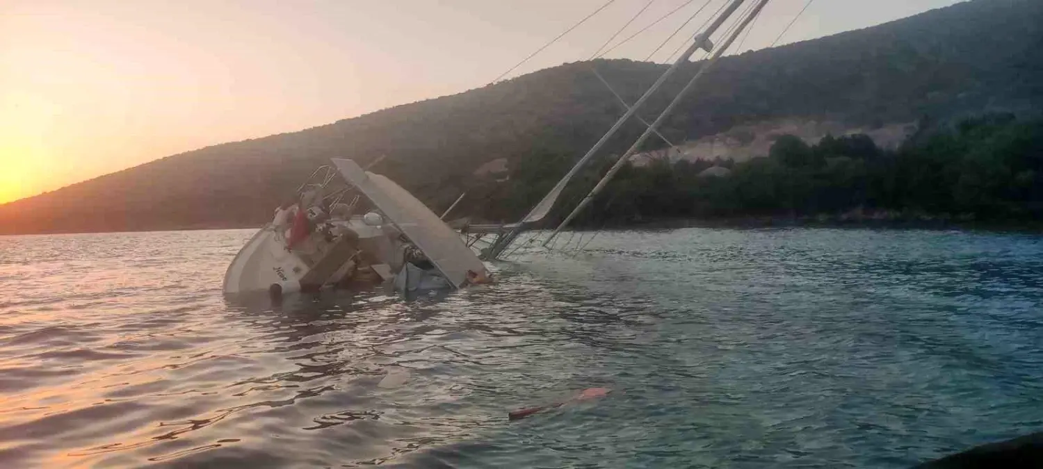 bodrumda-yelkenli-tekne-kayaliklara-carparak-su-almaya-basladi-mewXIA3D.jpg