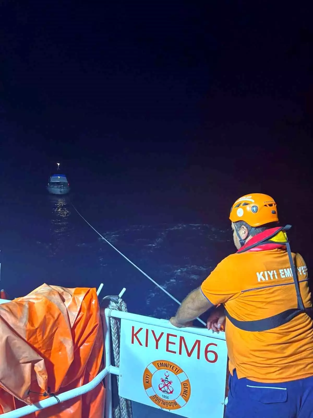 datcada-suruklenen-tekne-kiyi-emniyet-grubu-tarafindan-kurtarildi-L3ayf3c3.jpg