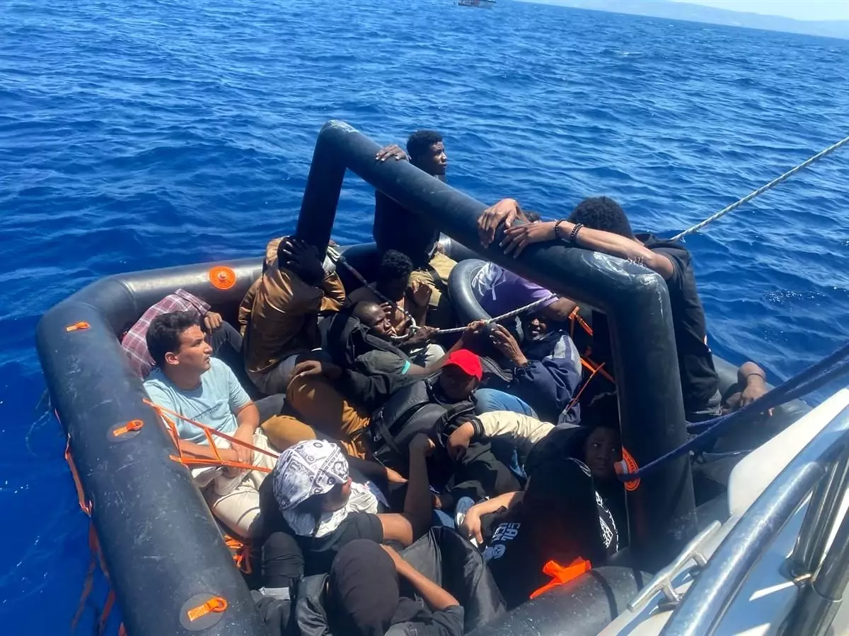 kusadasi-aciklarinda-34-sistemsiz-gocmen-kurtarildi-aKyk5W2s.jpg