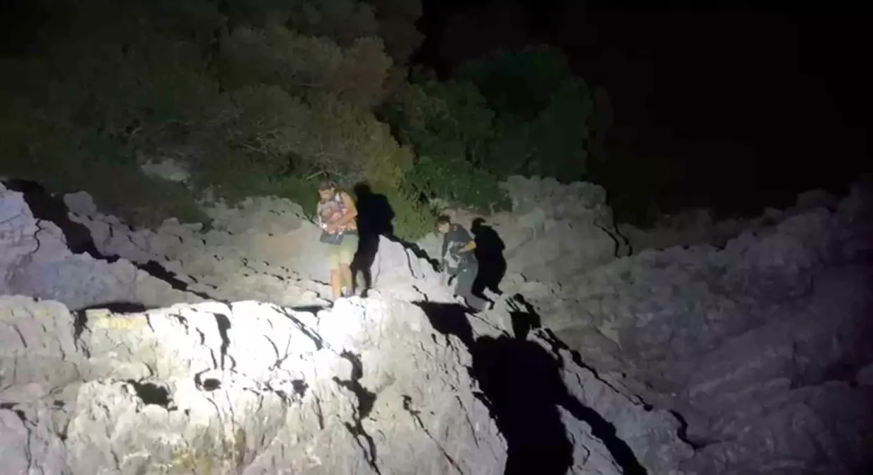 marmariste-mahsur-kalan-sistemsiz-gocmenler-kurtarildi-lRLNZAxG.jpg