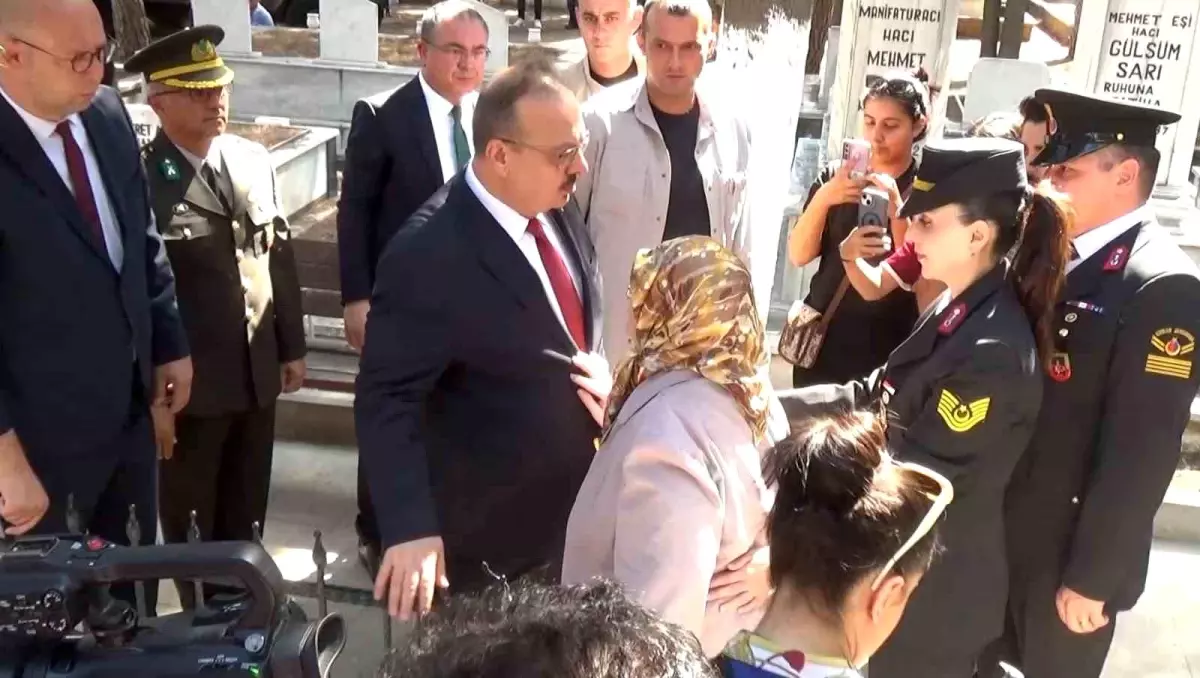 oglunun-mezarina-sarilamayan-anne-senguroglu-bir-kapi-acilsin-yeter-kLNyc6xZ.jpg