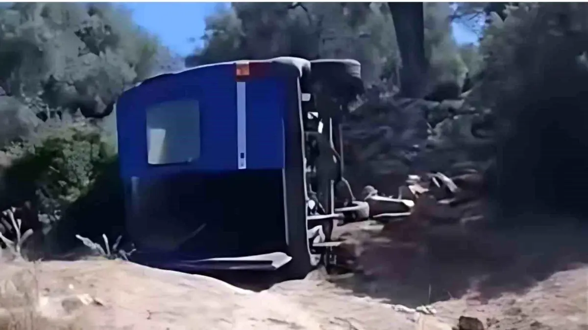 sokede-freni-tutmayan-minibus-devrildi-6-yarali-TIakv5PJ.jpg