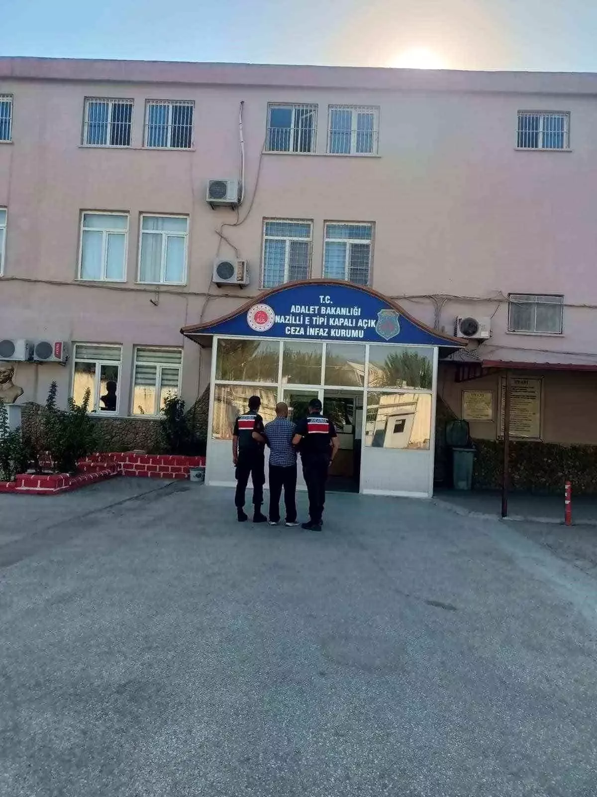 aydinda-9-hatadan-aranan-kuskulu-jandarma-tarafindan-yakalandi-n2infIyq.jpg