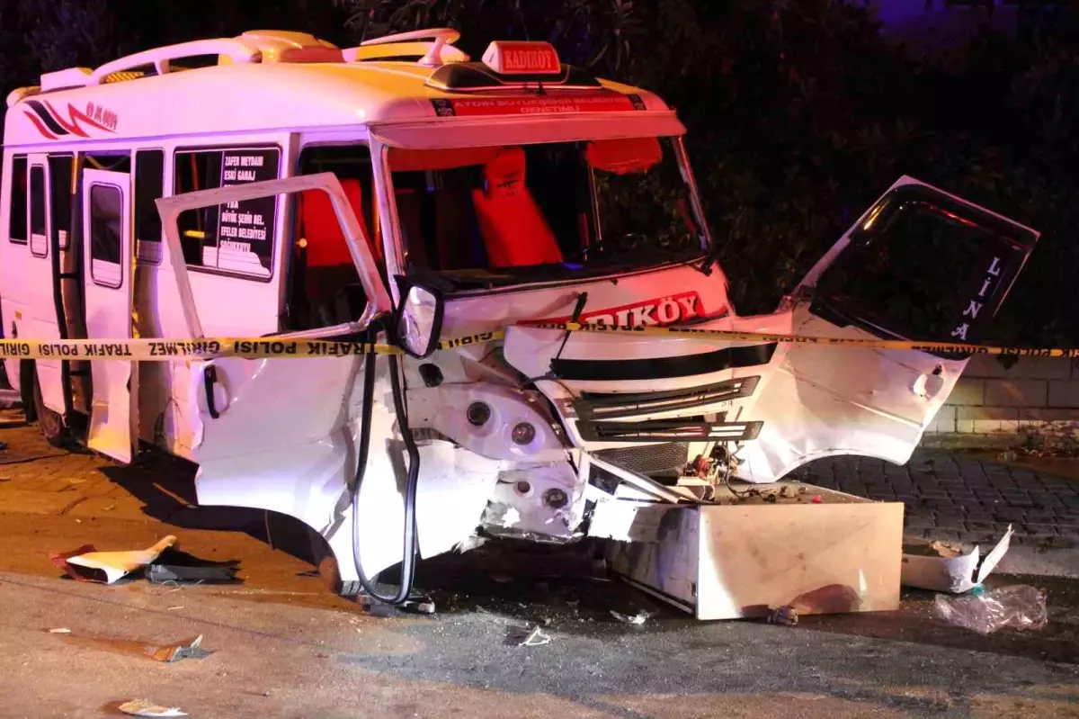 aydinda-minibus-ve-araba-carpisti-11-yarali-kopan-kulagi-arayan-vatandaslar-tYSOVW32.jpg