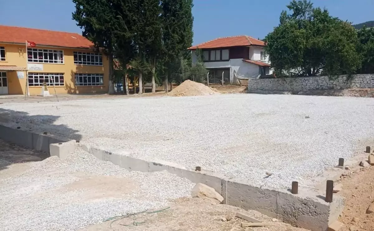 mentesede-6-hali-saha-imali-suruyor-SNGVfaZb.jpg