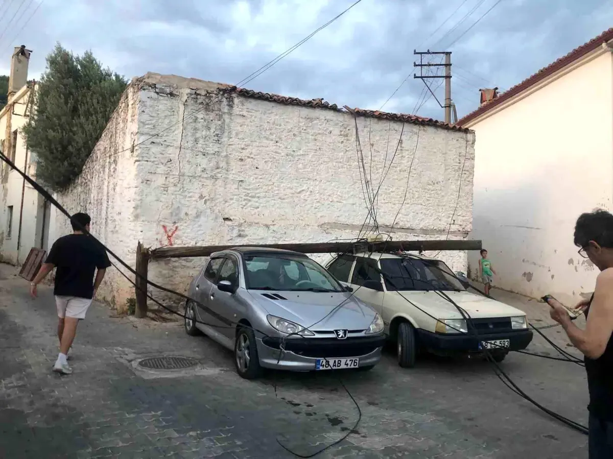 mentesede-ahsap-telefon-diregi-iki-arac-uzerine-devrildi-zjVATBde.jpg