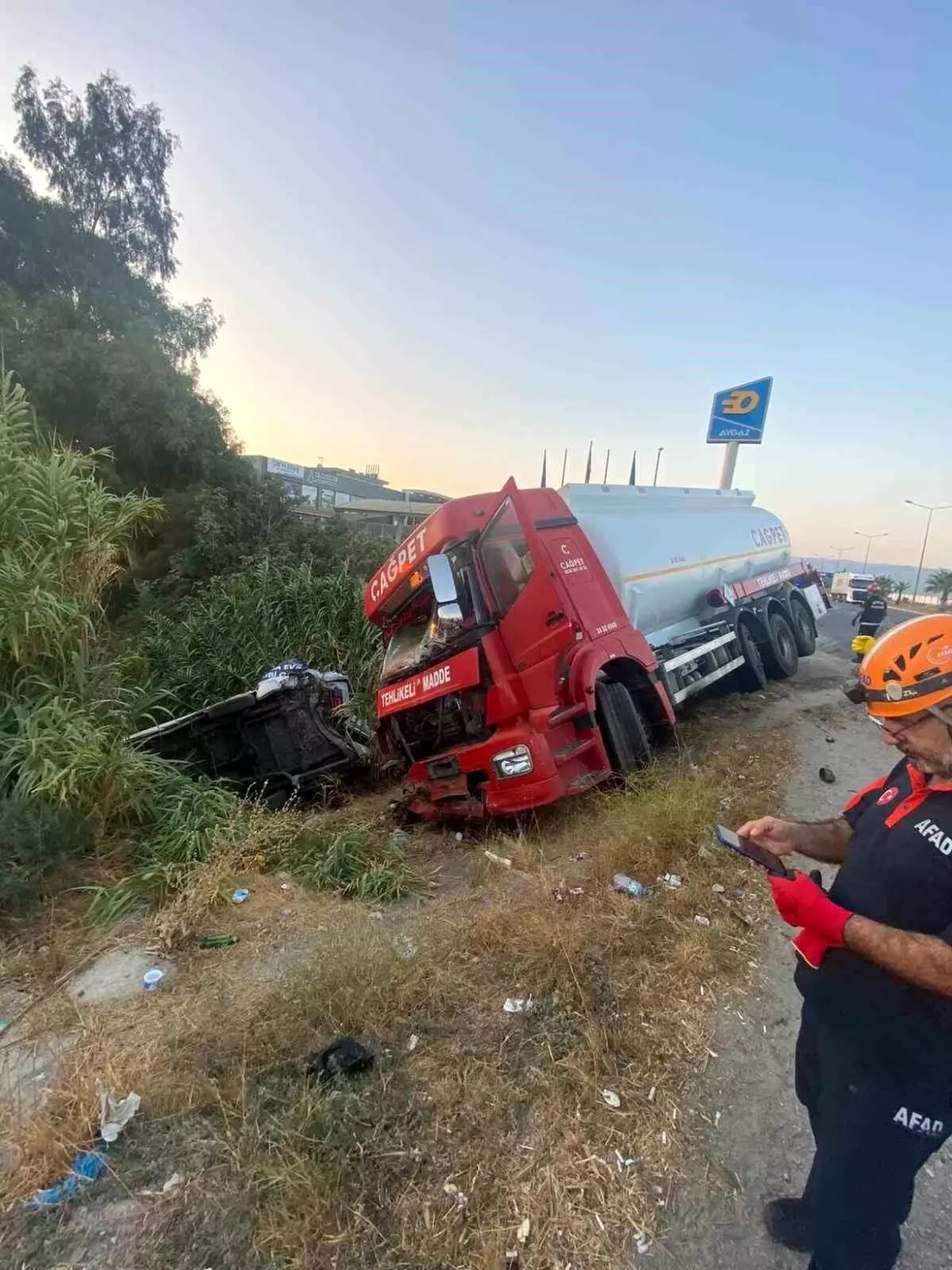 aydinda-akaryakit-tankeri-ile-minibus-carpisti-4-yarali-LqYRWXSI.jpg