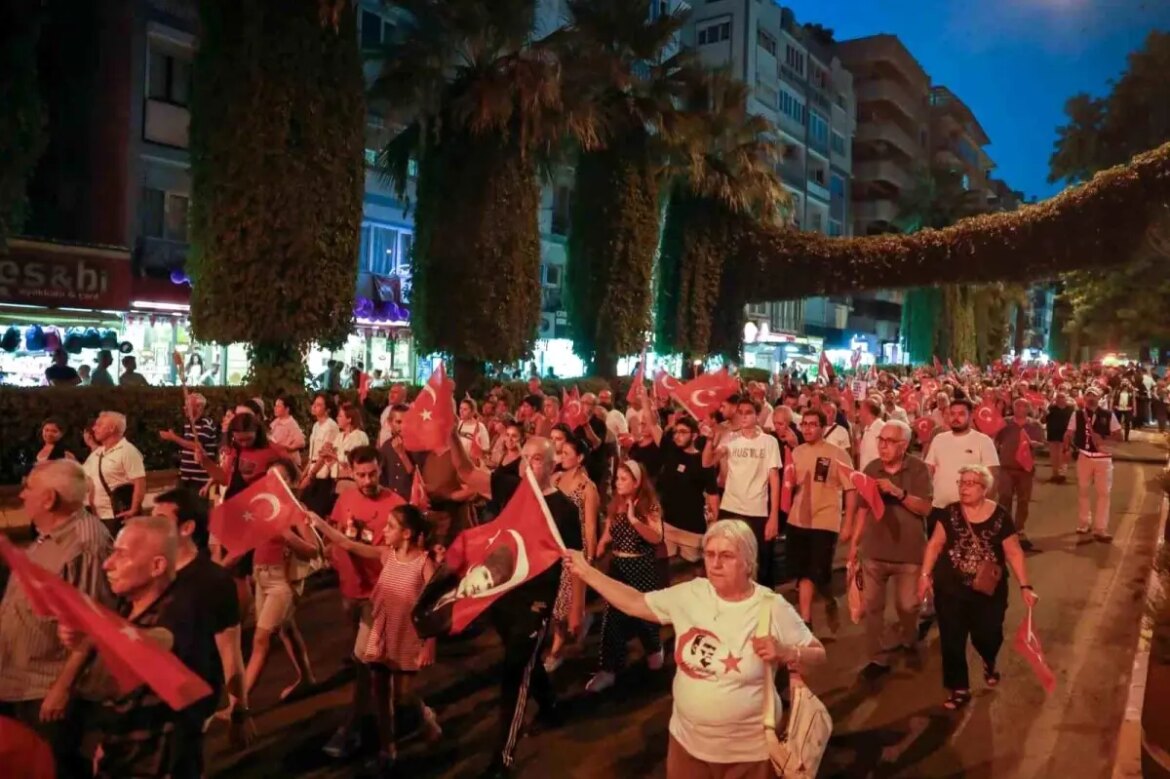 aydinin-kurtulusu-icin-fener-alayi-coskusu-QwRLA3x2.jpg