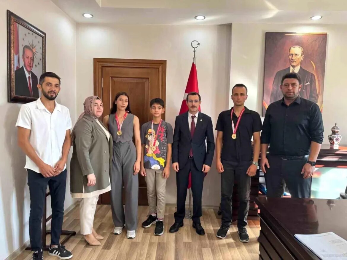 bozdoganli-muay-thai-atletlerine-kaymakamdan-tebrik-FmiYNGgW.jpg
