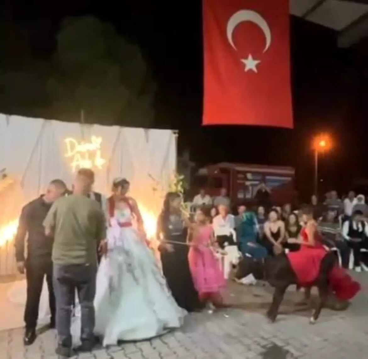 dugunde-sira-disi-ikram-damat-buzagi-sahibi-oldu-l5wWSPnJ.jpg